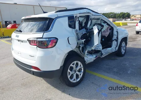 2024 Jeep Compass Latitude 4X4 z USA, uszkodzony, nr VIN 3C4NJDBN8RT124424